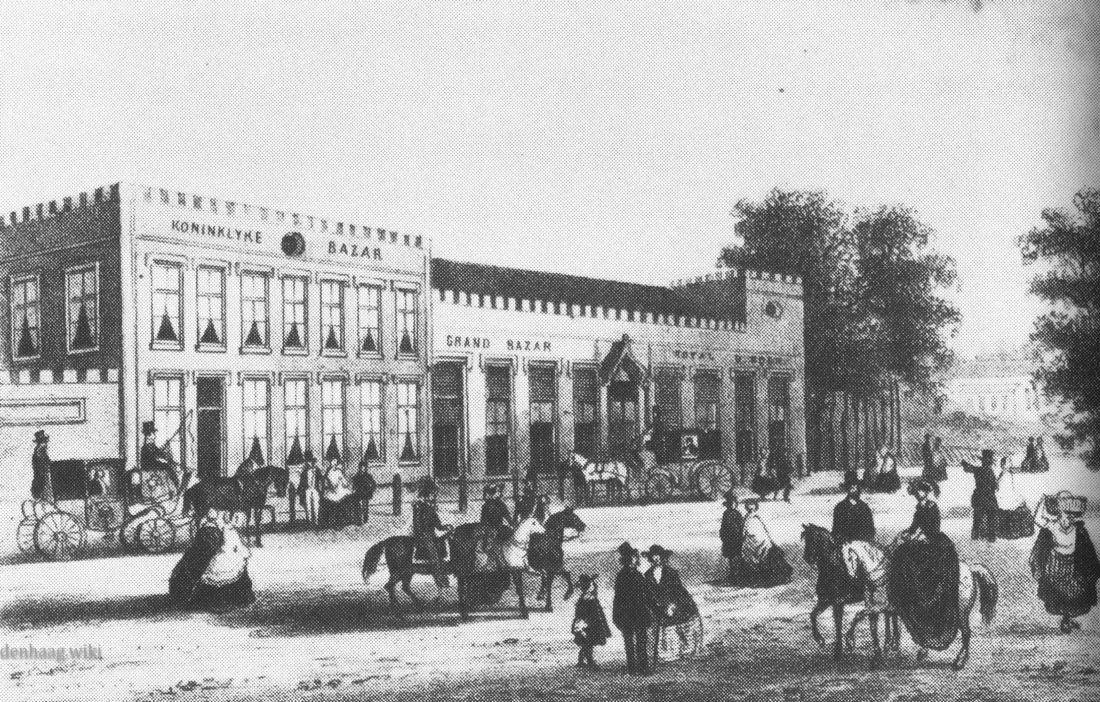 Gezicht op de Koninklijke Bazar in 1854, met door koning Willem II aangebrachte kantelen. Op een foto verderop is te zien dat de kantelen later weer verwijderd werden.
