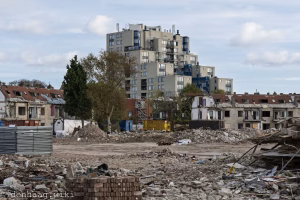 De voormalige Schaapherderstraat in otober 2025. Met op de achtergrond Centrum de Wissel aan de Betsy Perkstraat.