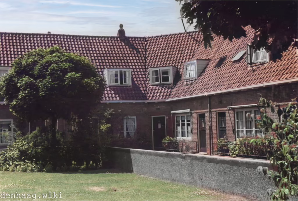 Bij de bouw van de straat werd het plantsoentje afgescheiden dooor een stenen muur. Al in 1925 verzochten de bewoners vergeefs om de muur te vervangen door een ijzeren hekwerk.De foto werd in 1941 gemaakt.