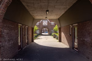 De twee poorten van de Schaapherderstraat in april 2024.
